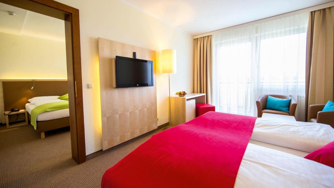 Momentum Hotel Аніф Екстер'єр фото
