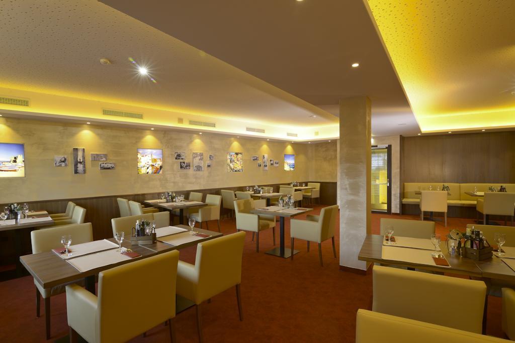 Momentum Hotel Аніф Екстер'єр фото